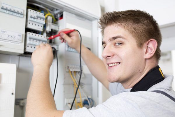 EGT_Schaltschrank_messen_laecheln