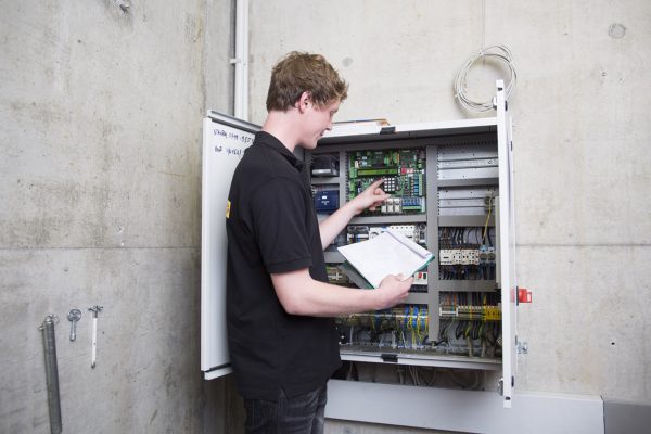 SE_Fahrstuhltechnik_Schaltschrank_ablesen